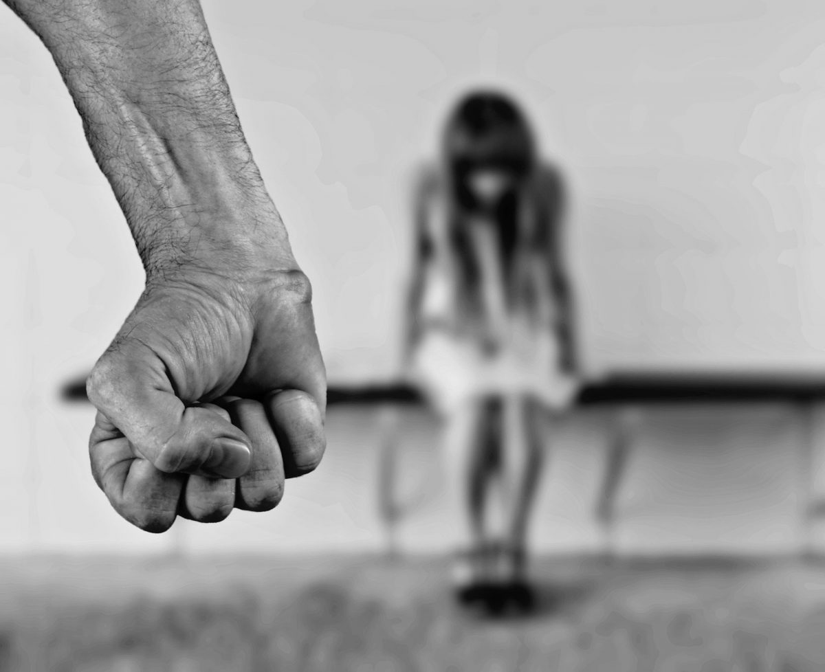 Dreptate strâmbă în cazul unei fete violate de tatăl ei vitreg. Individul a primit 7 ani de închisoare la 14 de la producerea agresiunii