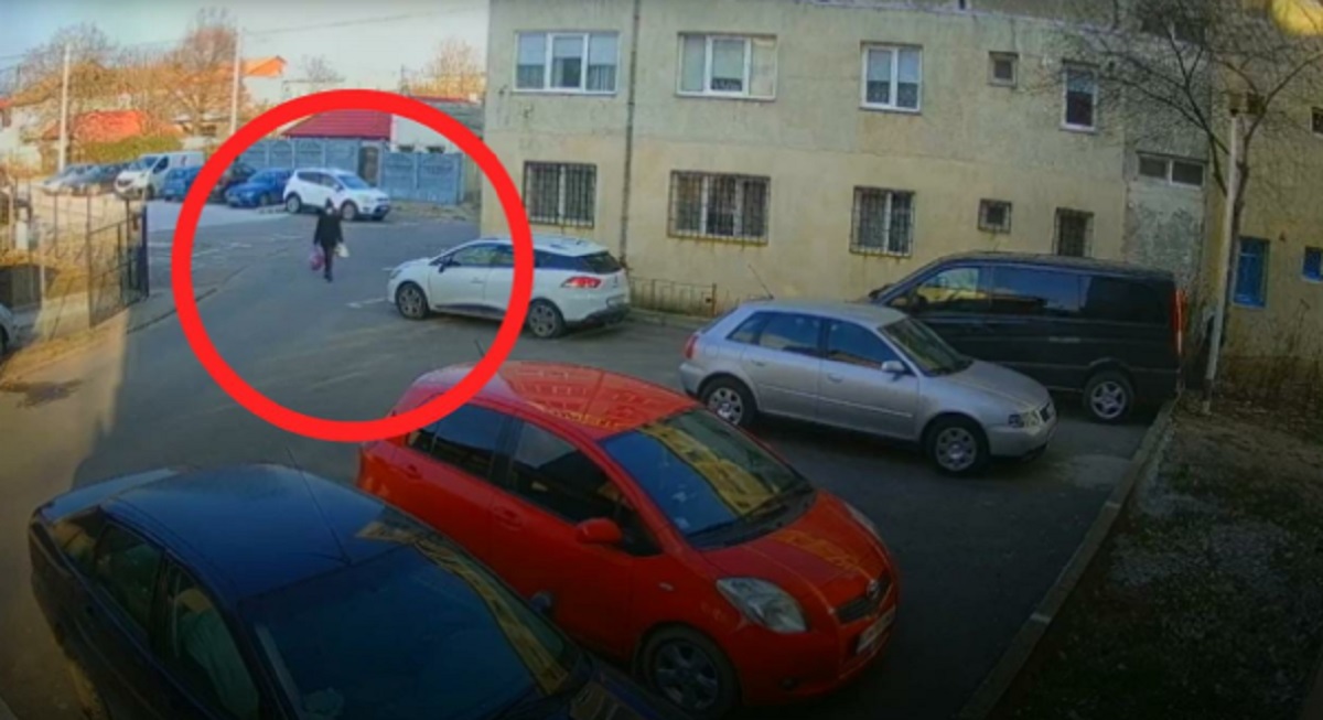 Gestul rușinos făcut de o femeie din Mangalia. A aruncat gunoiul într-o parcare, deși ghena era fix lângă ea