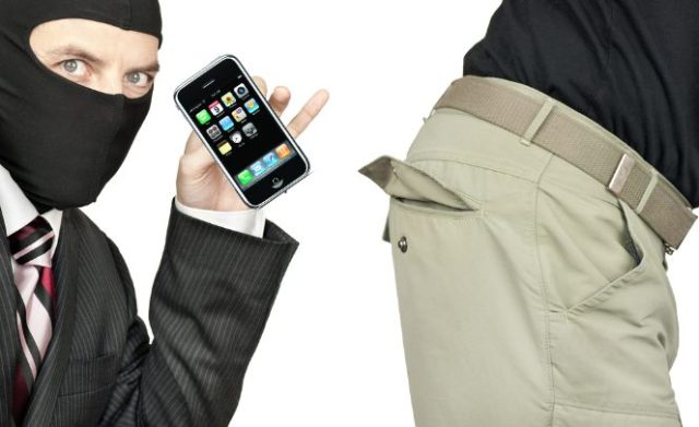 Incredibil cum s-au turnat doi hoți! Unul s-a așezat pe telefon și a sunat la Poliție