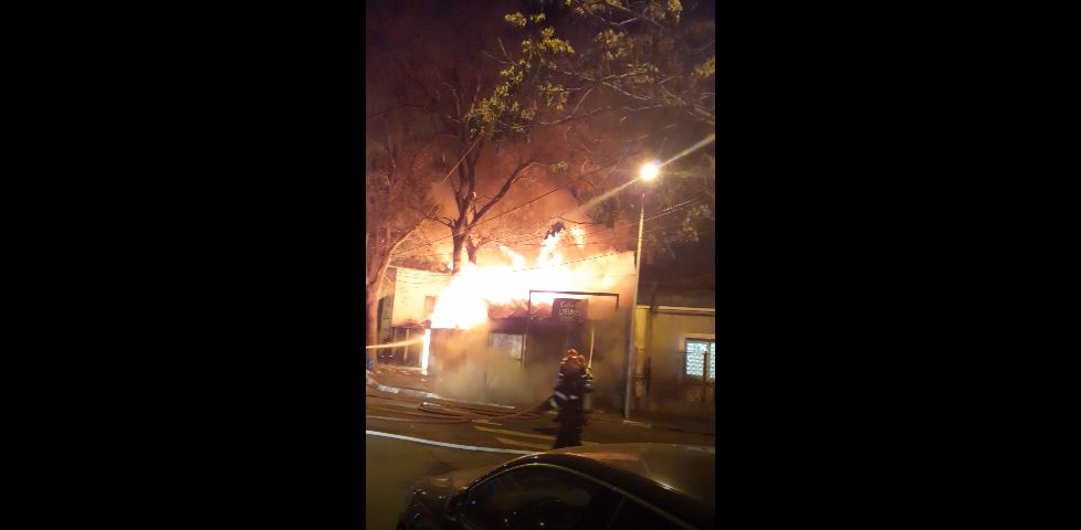 Incident în Capitală. Un Pub din Sectorul 3 a luat foc! Proprietarul, rănit de flăcări