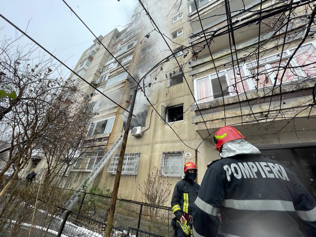 Incendiu de proporții în Capitală! Un bărbat și-a dat foc la propriul apartament