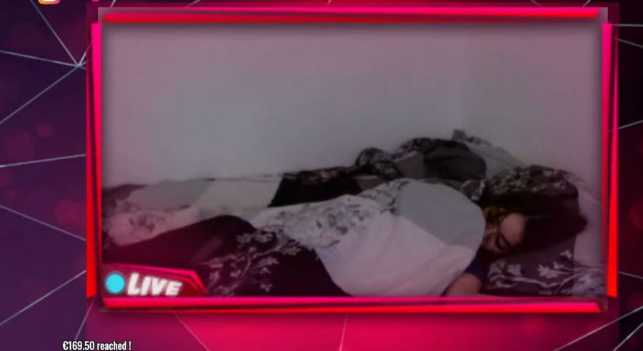 Metoda incredibilă prin care o adolescentă de 15 ani a reușit să fac 800 de lei într-o singură noapte! S-a filmat în timp ce dormea
