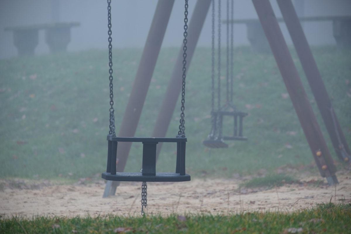 Motivul incredibil din cauza căruia doi adolescenți au fost amendați, într-un parc din Ploiești: „Cei doi se sărutau și…”