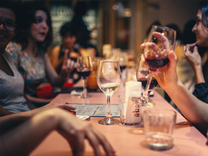 Vești bune pentru bucureșteni! Restaurantele, teatrele, cinematografele se redeschid la 30 la sută din capacitate