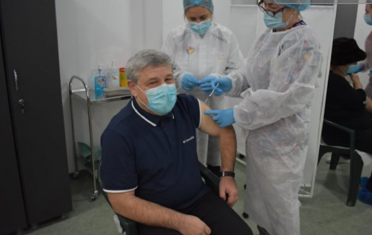 Primarul din Bârlad s-a vaccinat anti-COVID. Cum s-a simțit edilul, la câteva ore după imunizare