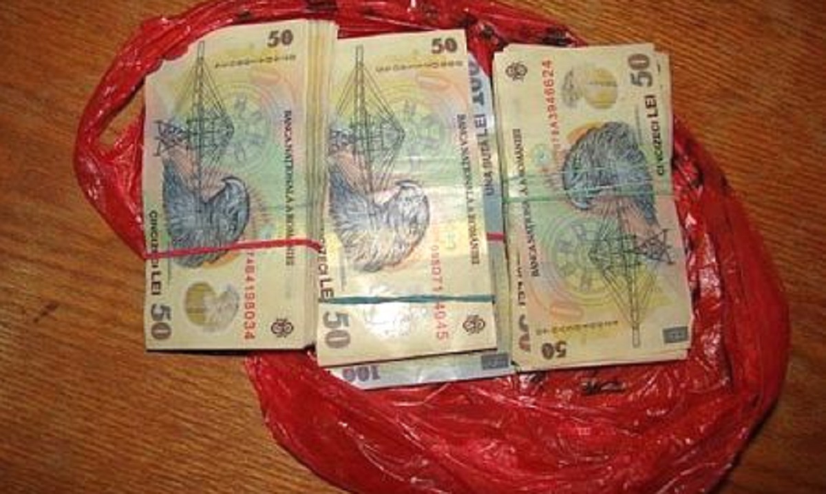 Încă mai există omenie. Ce gest a făcut o botoșăneancă, după ce a găsit o pungă plină cu bani