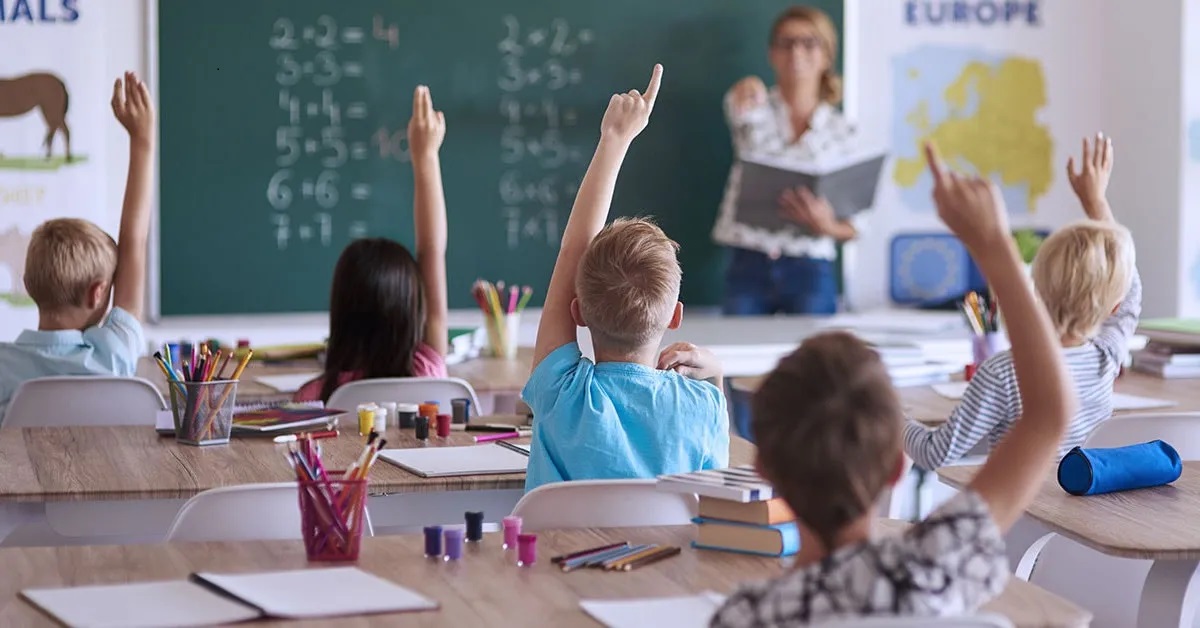 Râzi cu lacrimi! Ce a putut să scrie Octavian din clasa a 4-a, într-o compunere despre iarnă: „Șoferii se înjură”
