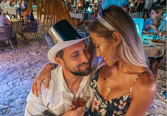 Fotografia care a incendiat Instagramul! Ce au putut face Dani Oțil și iubita lui pe plajă în Maldive! Mircea Badea nu a mai rezistat