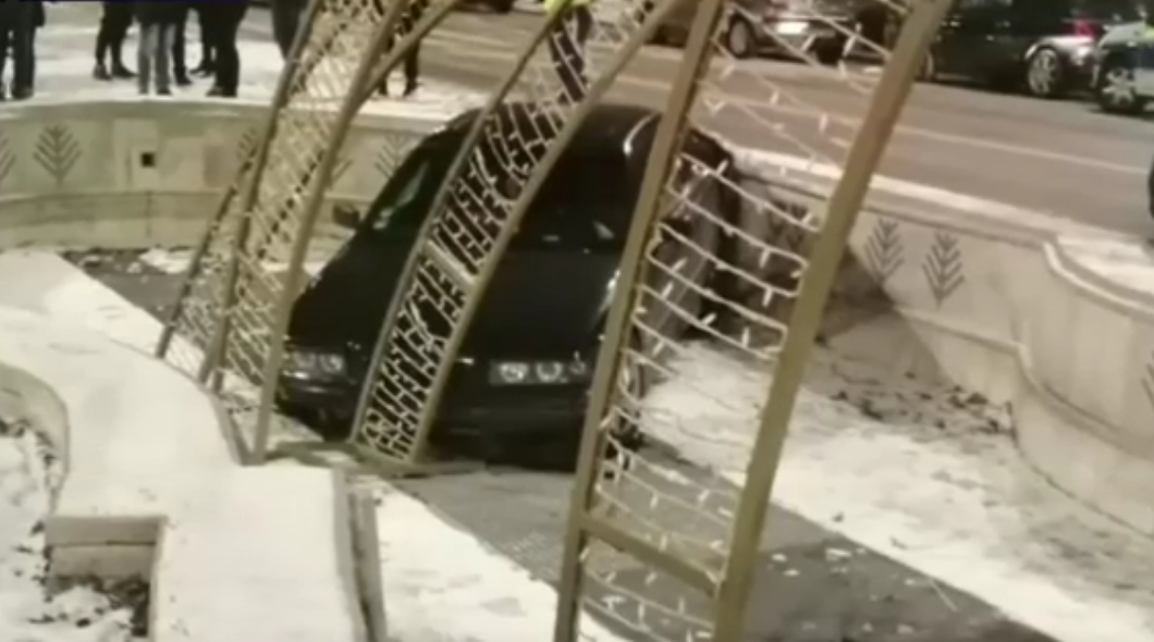 Două mașini au ajuns în fântânile arteziene din Piața Unirii! Ce s-a întâmplat cu șoferii