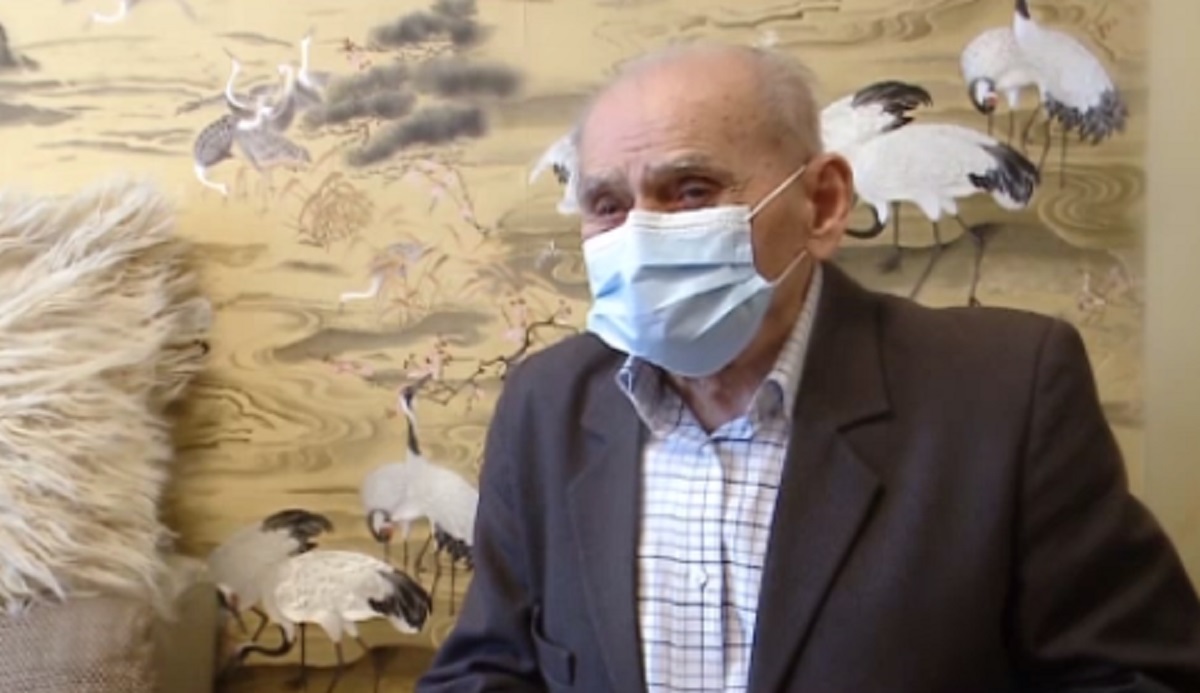 Un bătrân de 105 ani s-a vaccinat împotriva COVID-19. Ce s-a întâmplat la 5 minute după procedură