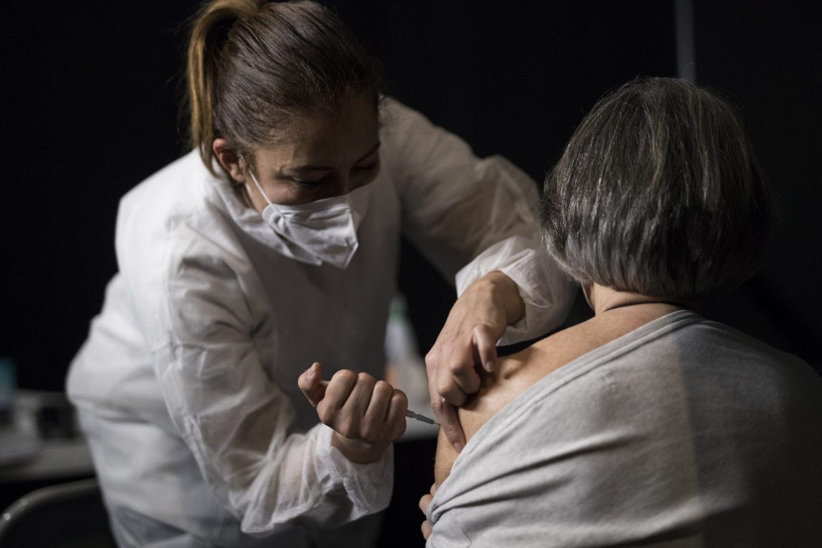 O femeie din Bacău a murit! Avea multiple boli cronice și tocmai se vaccinase anti-COVID! Ce au anunțat autoritățile