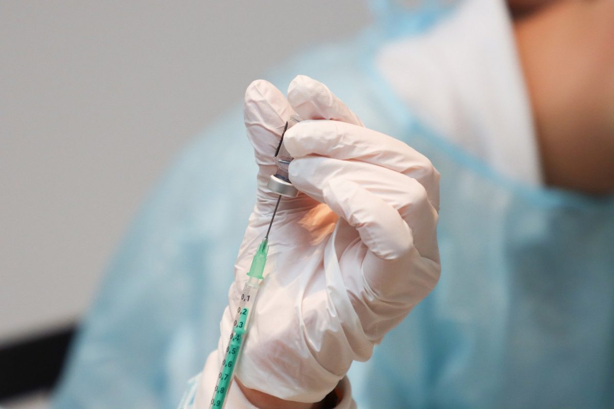 OMS liniștește pe toată lumea: „Nu există niciun semn că mutația din Africa de Sud poate rezista vaccinului anti-Covid”