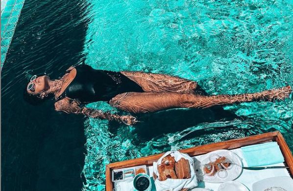 Adelina Pestrițu, mic dejun în piscină! + Fotografia de la care a ieșit mare scandal