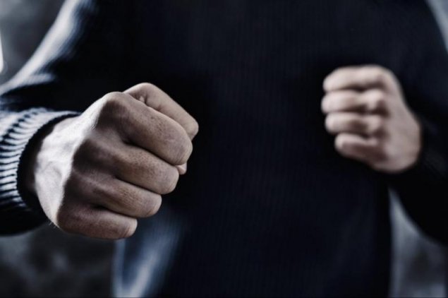 Un agent șef ar fi bătut cu bestialitate un tânăr din Bacău, pe care îl bănuia că ar fi furat un sac cu fân