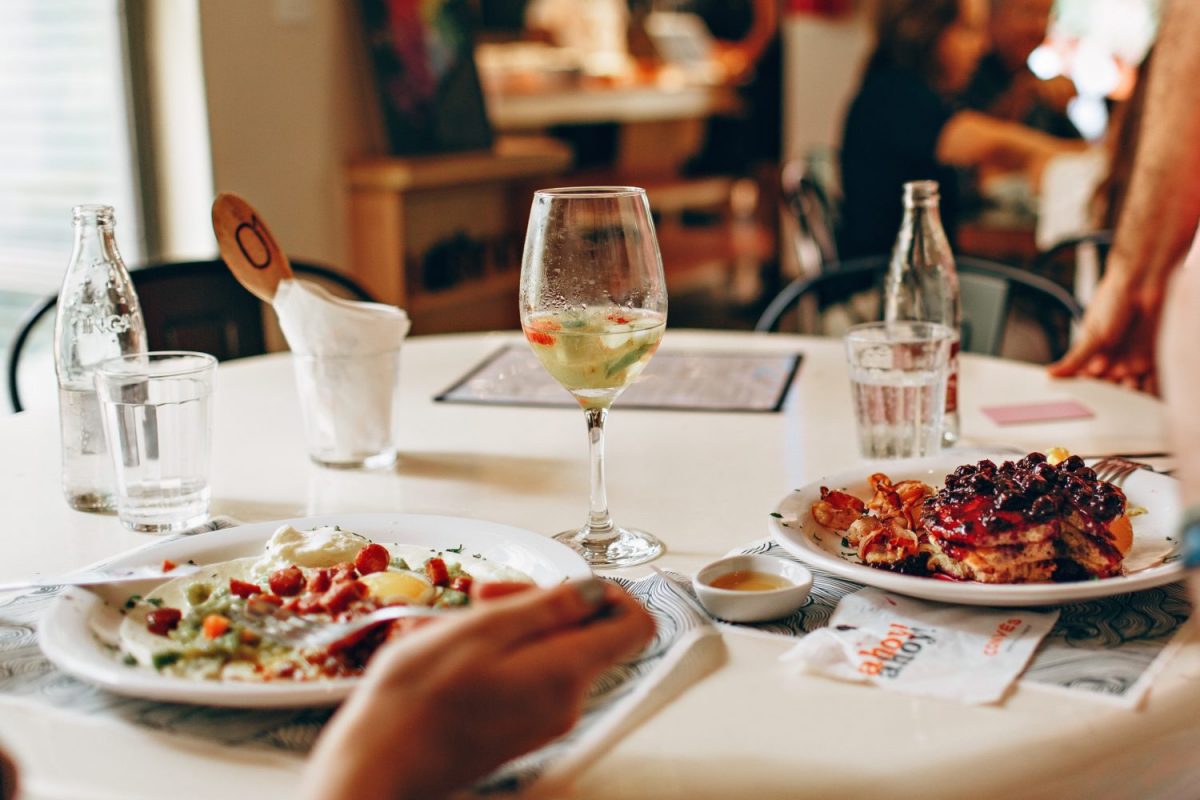 Un sucevean a mâncat la restaurant, iar apoi a sunat la 112 să reclame că localul e deschis