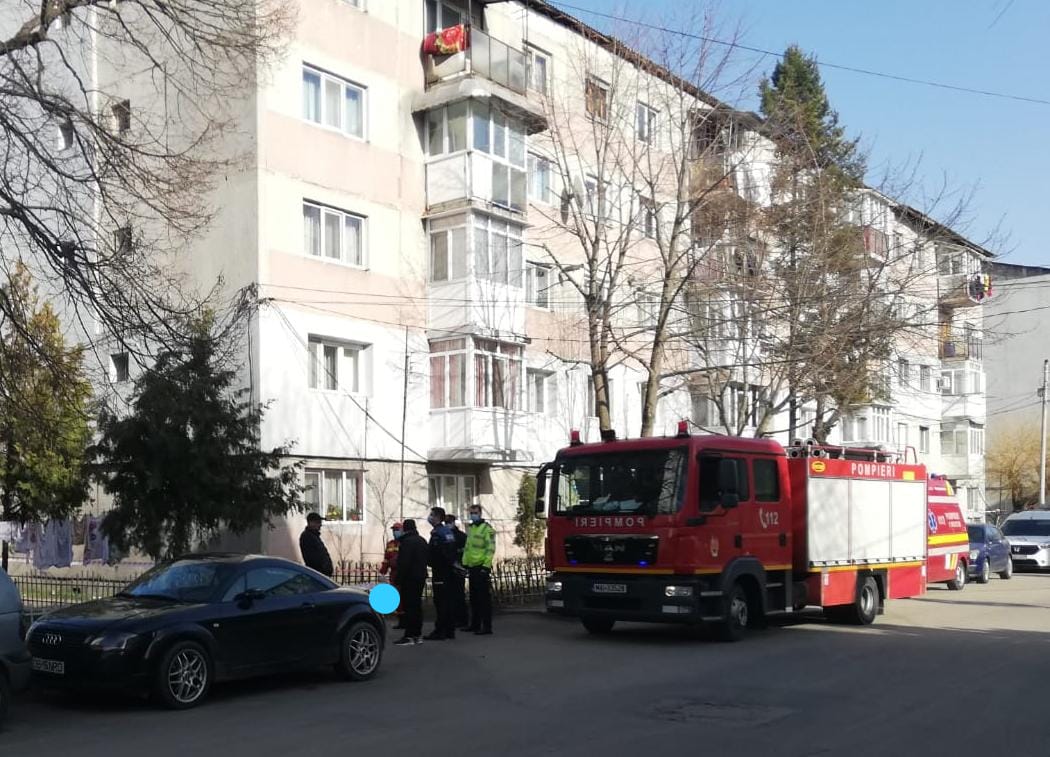Bloc evacuat din cauza mirosului de gaz! În urmă cu o lună o deflagrație s-a produs în apropiere, la un alt bloc