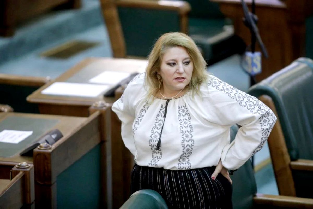 Scandal în plenul Parlamentului. I-au oprit microfonul Dianei Șoșoacă, în timp ce vorbea despre educația sexuală