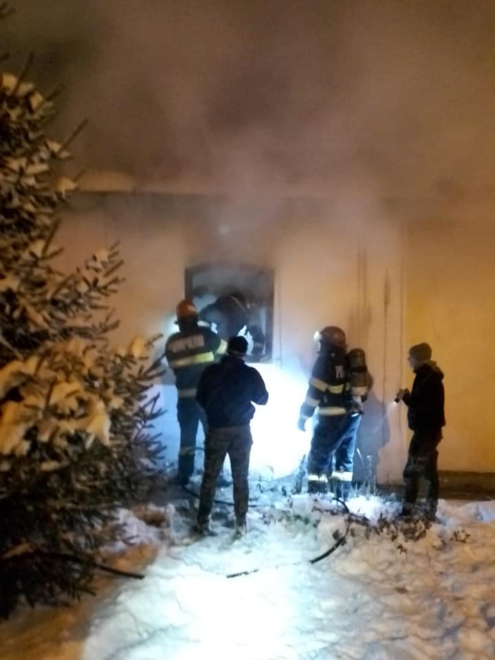 O biserică a izbucnit în flăcări în Botoșani. Incendiul a pornit de la o sobă