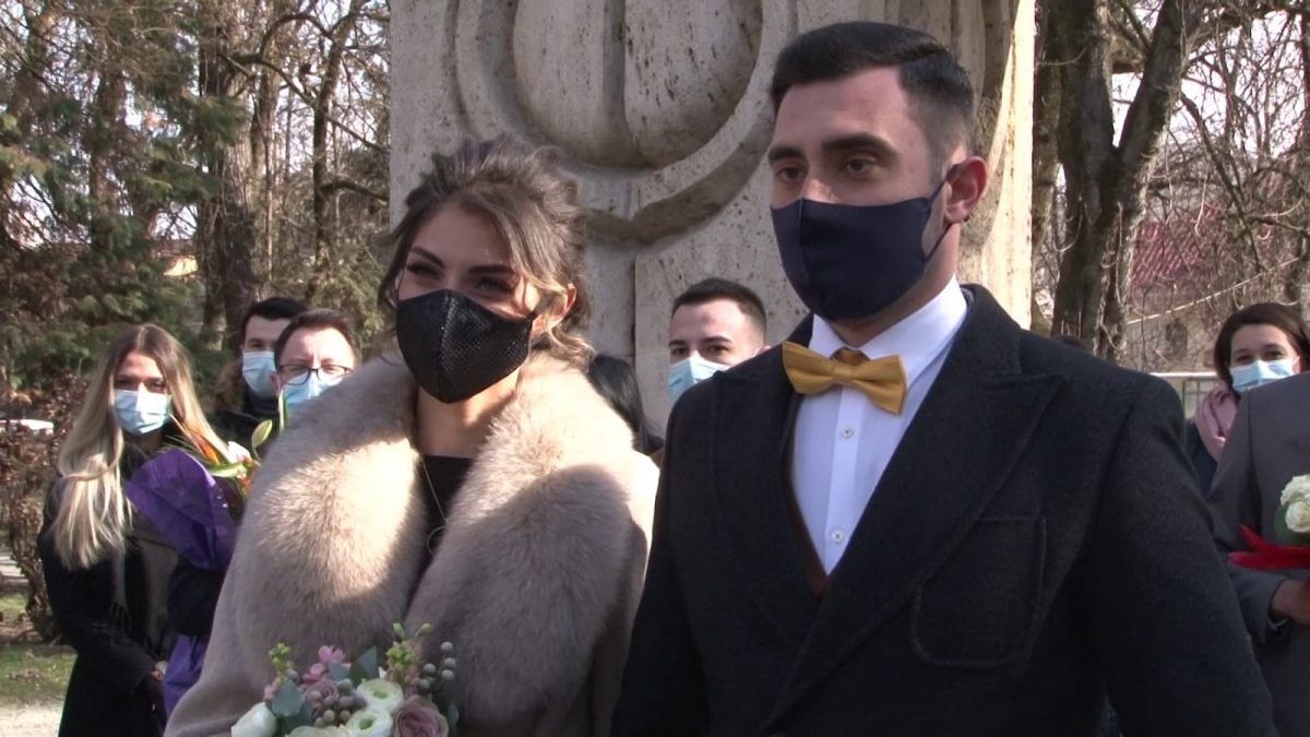 Căsătorie de Valentine’s Day! Doi tineri și-au unit destinele la Poarta Sărutului