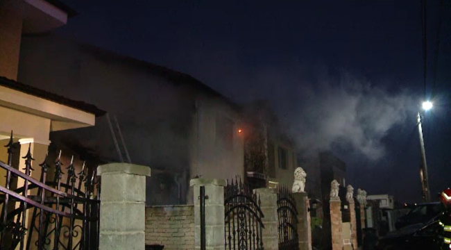 Incendiu la o casă din Timișoara! Flăcările au izbucnit la primele ore ale dimineții. Pompierii au intervenit cu patru autospeciale de stingere