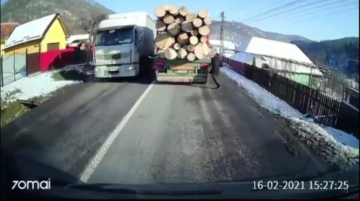 Video incredibil. Un bărbat s-a izbit în mod intenționat de un camion plin cu lemne
