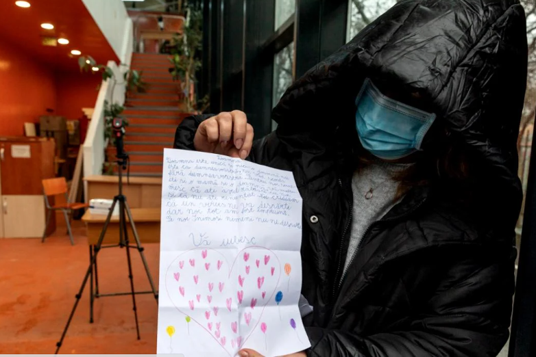 Momente emoționante pentru o învățătoare din București. Mesajul uneia dintre elevele de clasa a II-a: „Pentru noi sunteți o mamă și o doamnă”