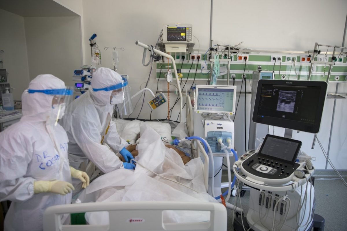 Un asistent medical este în stare gravă, după ce s-a vaccinat anti Covid-19