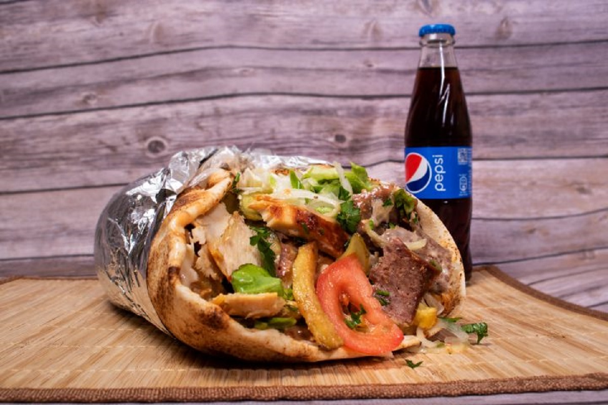 Bancul zilei | Bună ziua, vreau patru șaorme, la pachet