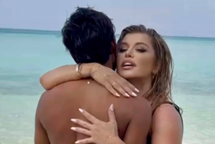 Fotografia care a incendiat internetul! Loredana Groza, în mijlocul unei telenovele? ”Dumnezeu e darnic!”