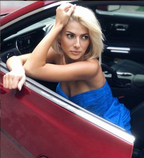 Lidia Buble și-a găsit mașina vandalizată, la o săptămână după ce a primit un buchet de flori, pe capotă, de la un admirator secret „Sper să-ți pară rău”