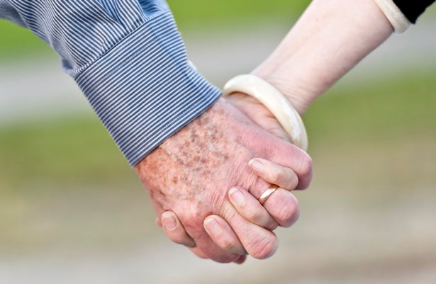 O româncă l-a convins pe un spaniol de 93 de ani să-și schimbe testamentul. Oamenii legii au intrat pe fir și au descoperit că tânăra nu era la prima experiență de acest gen 