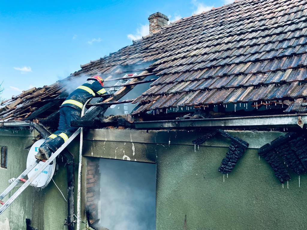 Incendiu puternic în Capitală! Patru locuințe au fost cuprinse de flăcări
