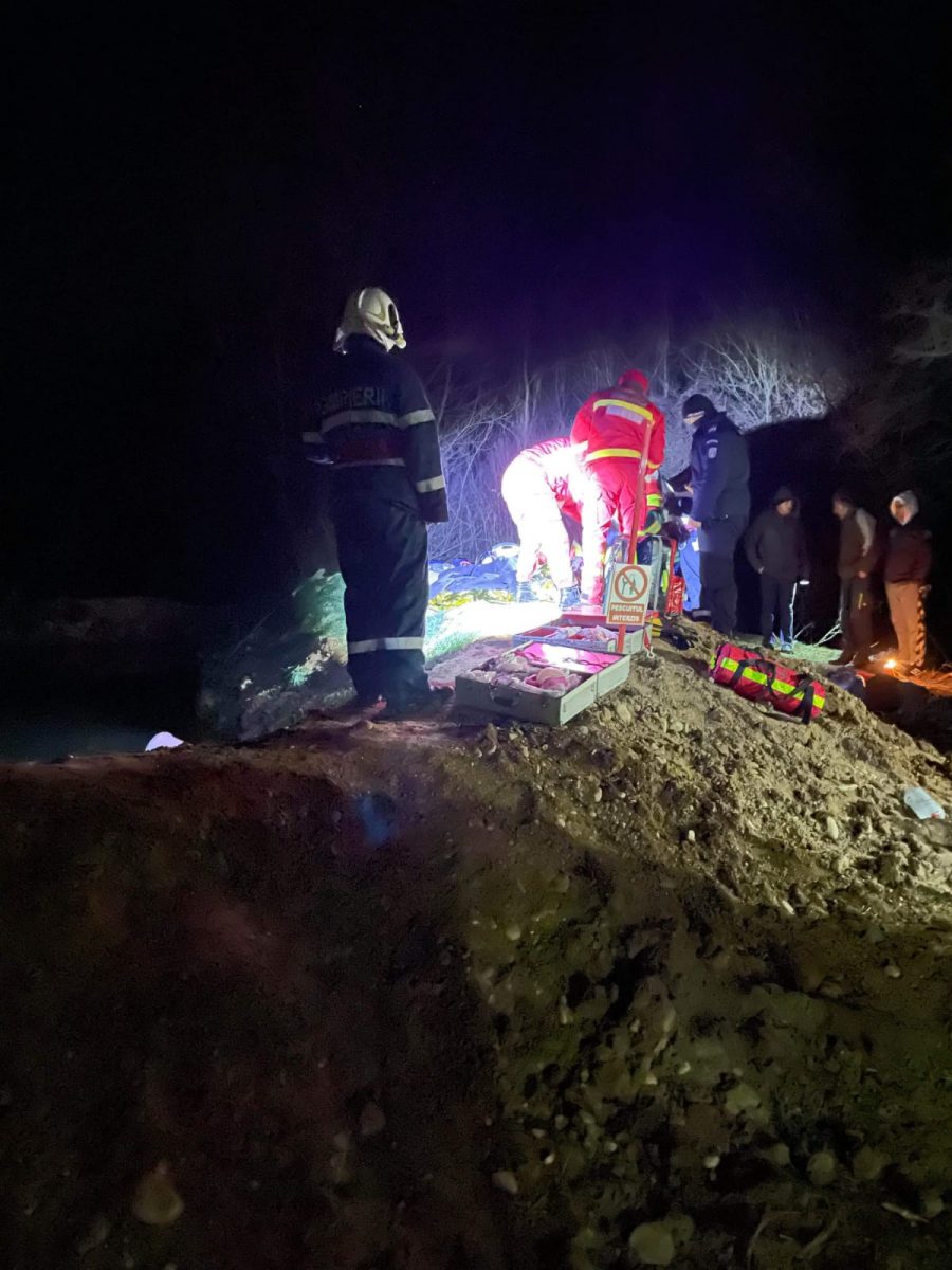 Misiune contracronometru pentru pompierii doljeni! Doi copii din Răcarii de Sus, scoși din apele unui lac