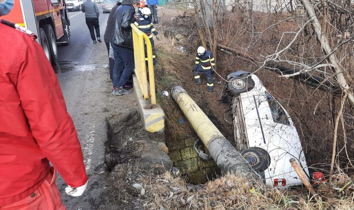 Cascador fără voie. S-a răsturnat cu mașina într-un canal. FOTO