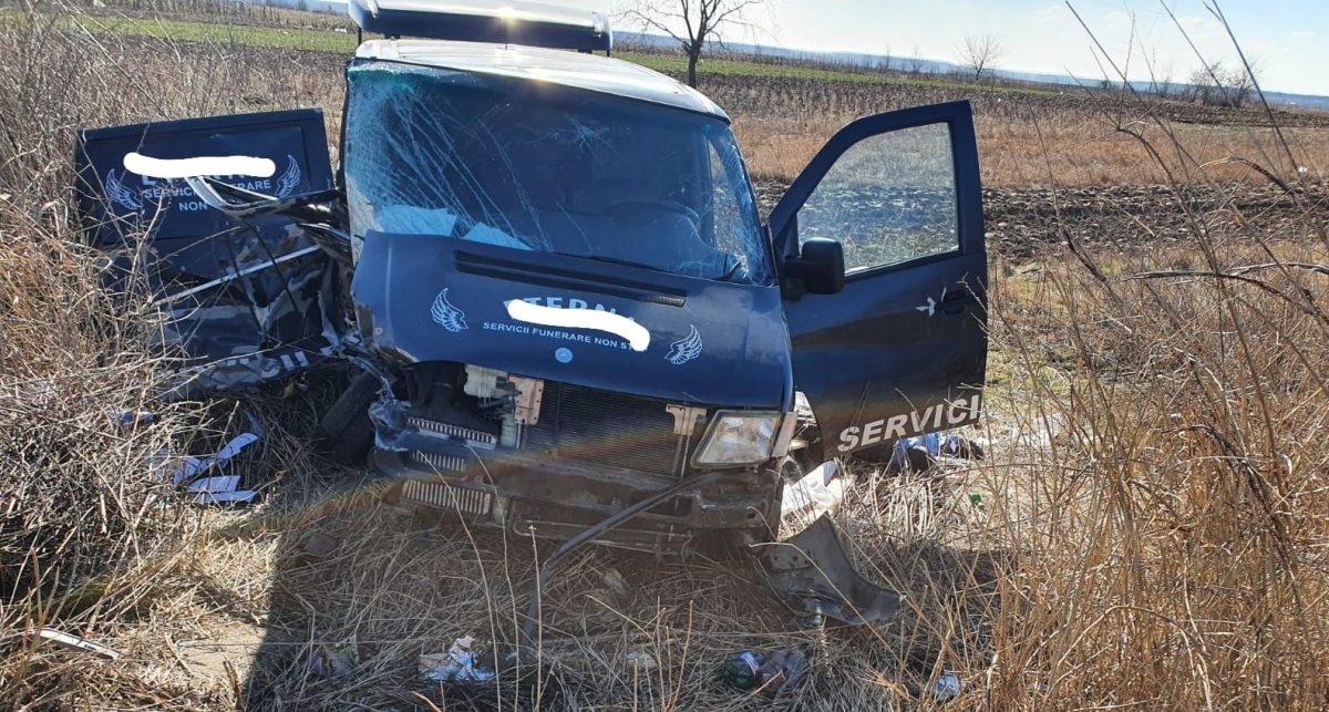 Un dric ce transporta o persoană decedată, printre maşinile implicate în accidentul de la Osica de Sus. FOTO&VIDEO