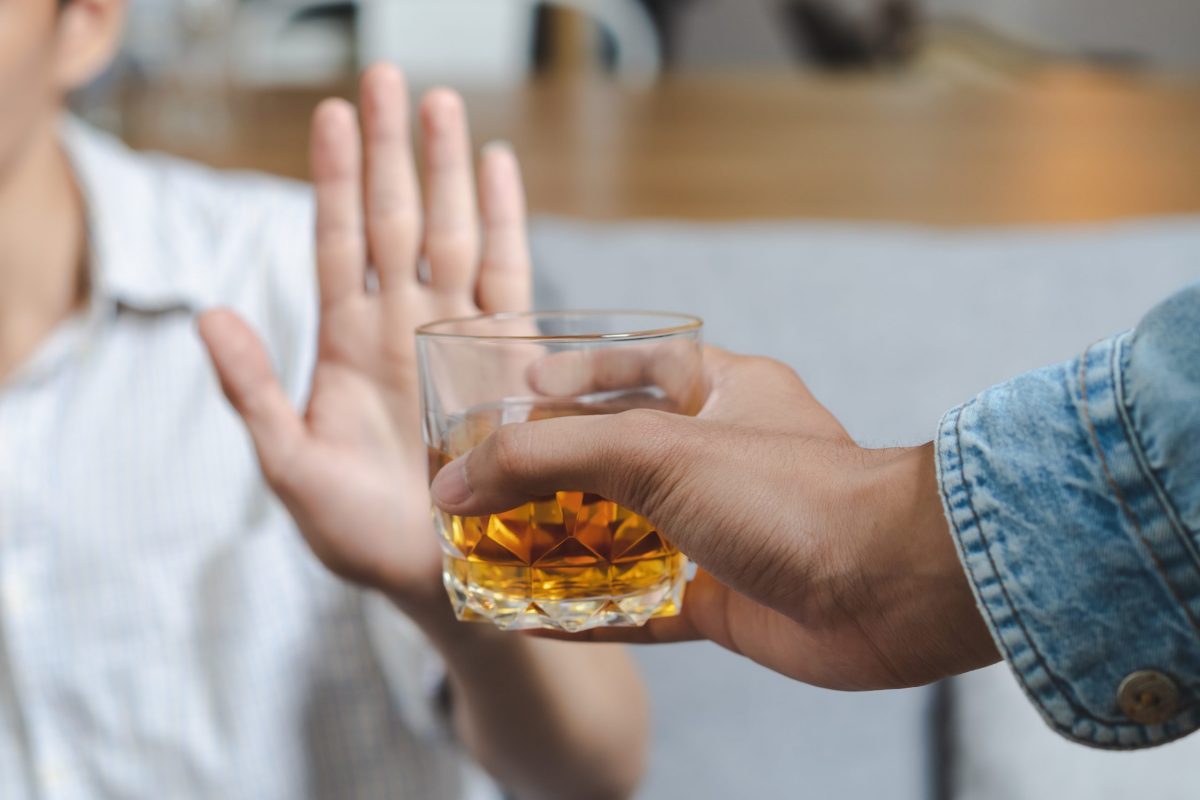 Valeriu Gheorghiță recomandă evitarea consumului de alcool înainte și după vaccinare. Ce efecte provoacă acesta