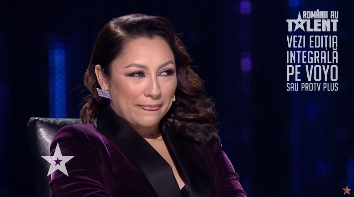 Imagine Stire Andra, într-o ținută sexy și cu un decolteu generos la Românii au Talent: “Baftă, zeițo”. Unii dintre fani au criticat-o pentru mesajul transmis în timpul show-ului | 2review.ro