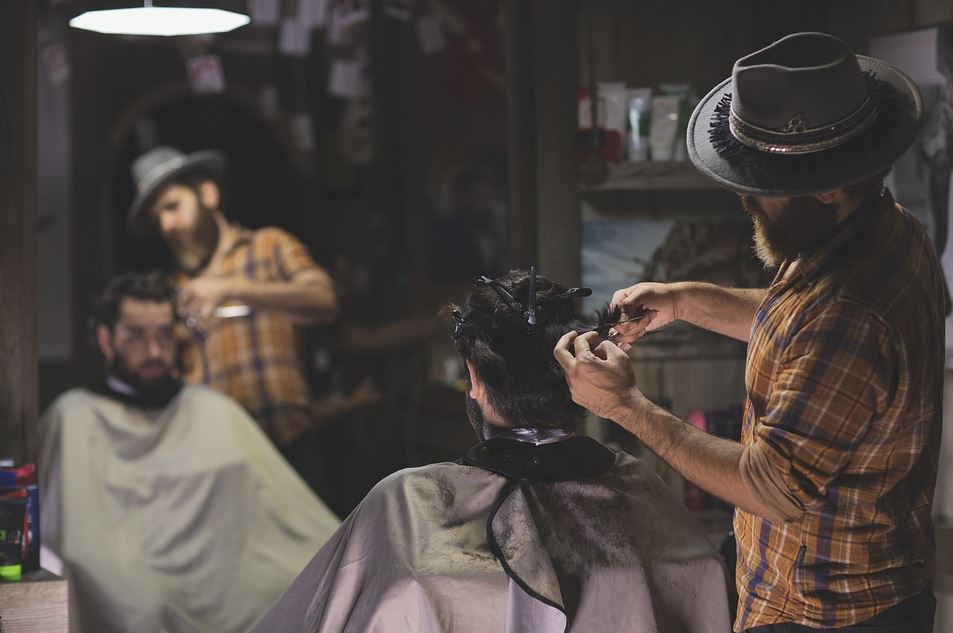 Bancul Zilei | “Clientul” care i-a scos peri albi unui frizer: Vine de ceva vreme și tot întreabă cât timp are până să fie tuns, dar nu se întoarce niciodată