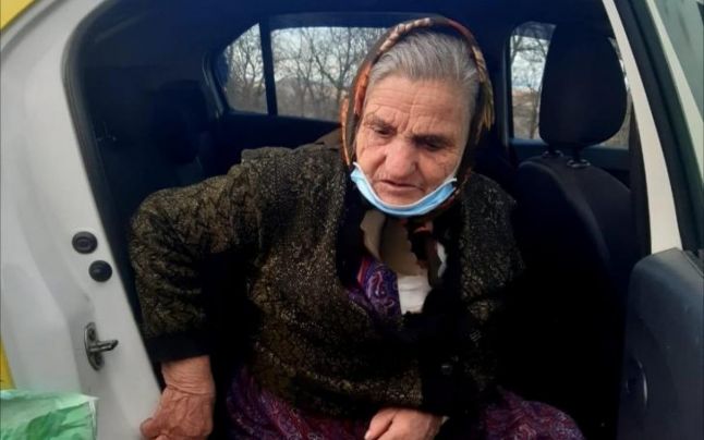 Caz șocant în Târgu Jiu. O bătrână de 88 de ani, externată din spital și abandonată în frig, pe o bancă. Cine a intervenit