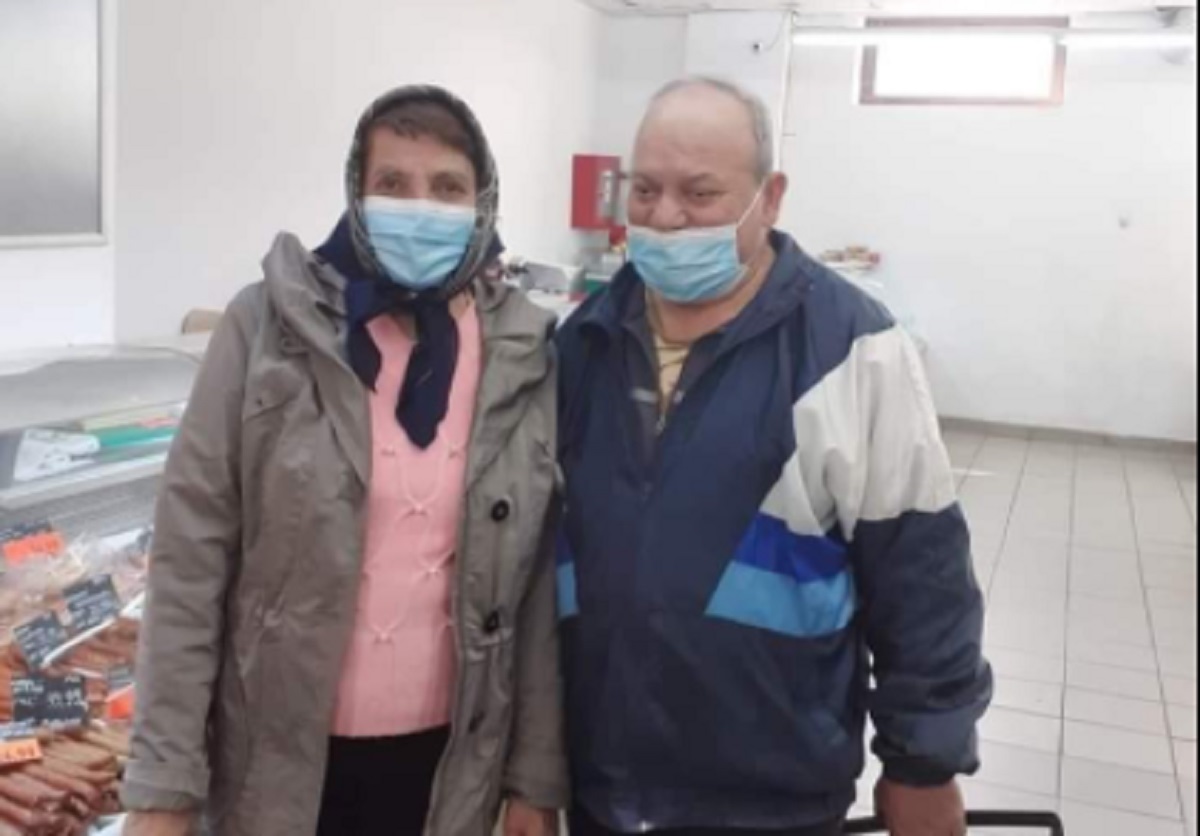Povestea care va impresiona toți românii. Ce s-a întâmplat cu doi soți, în supermarket, după ce și-au dat seama că-și pot permite numai o pulpă de pui