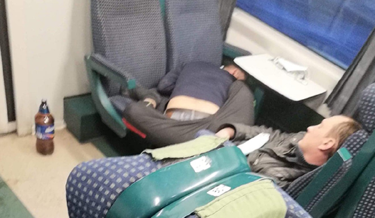 Made in Vaslui. Imaginea zilei: doi bețivi dormind în genunchi în tren, fără mască, au făcut înconjurul internetului