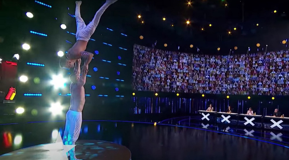Imagine Stire Cum poți ajunge pe videowall la Românii au Talent. Câți oameni apar, de fapt, pe monitoarele din spatele juraților | 2review.ro