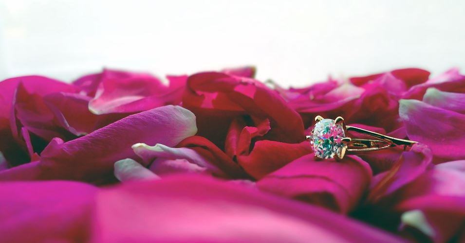 Nu uita! Adresează-i întrebarea magică în timp ce ai în mână și un buchet cu florile ei preferate © pixabay.com/ro