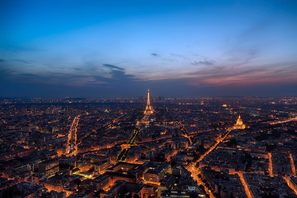 În timpul verii, Turnul Eiffel este cu 18 centimetri mai înalt decât în timpul iernii, datorită expansiunii termice a metalului © pixabay.com/ro
