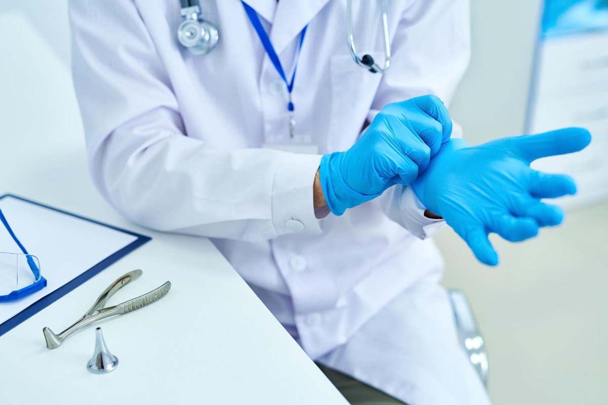 Top 10 cele mai bizare lucruri găsite de medici, în zonele genitale. Printre acestea se numără un far de bicicletă și o lumânare