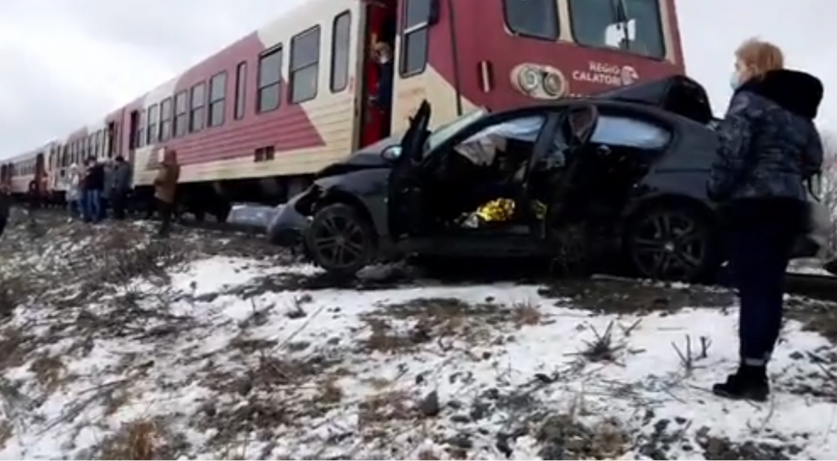 Tragedie pe calea ferată! Trenul a izbit un BMW la Iași, iar doi oameni au murit