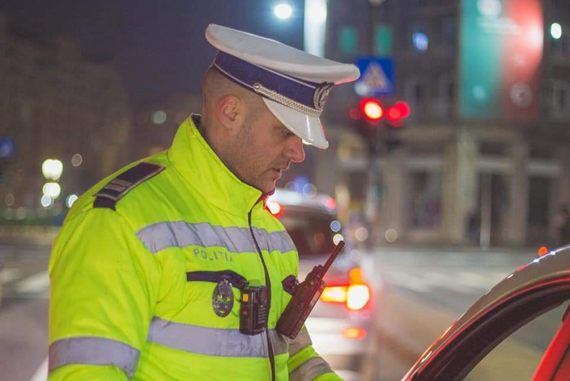 Colegii polițiști au venit să aprindă lumânări la locul unde Ionuț a murit, după accidentul de la Palatul Parlamantului