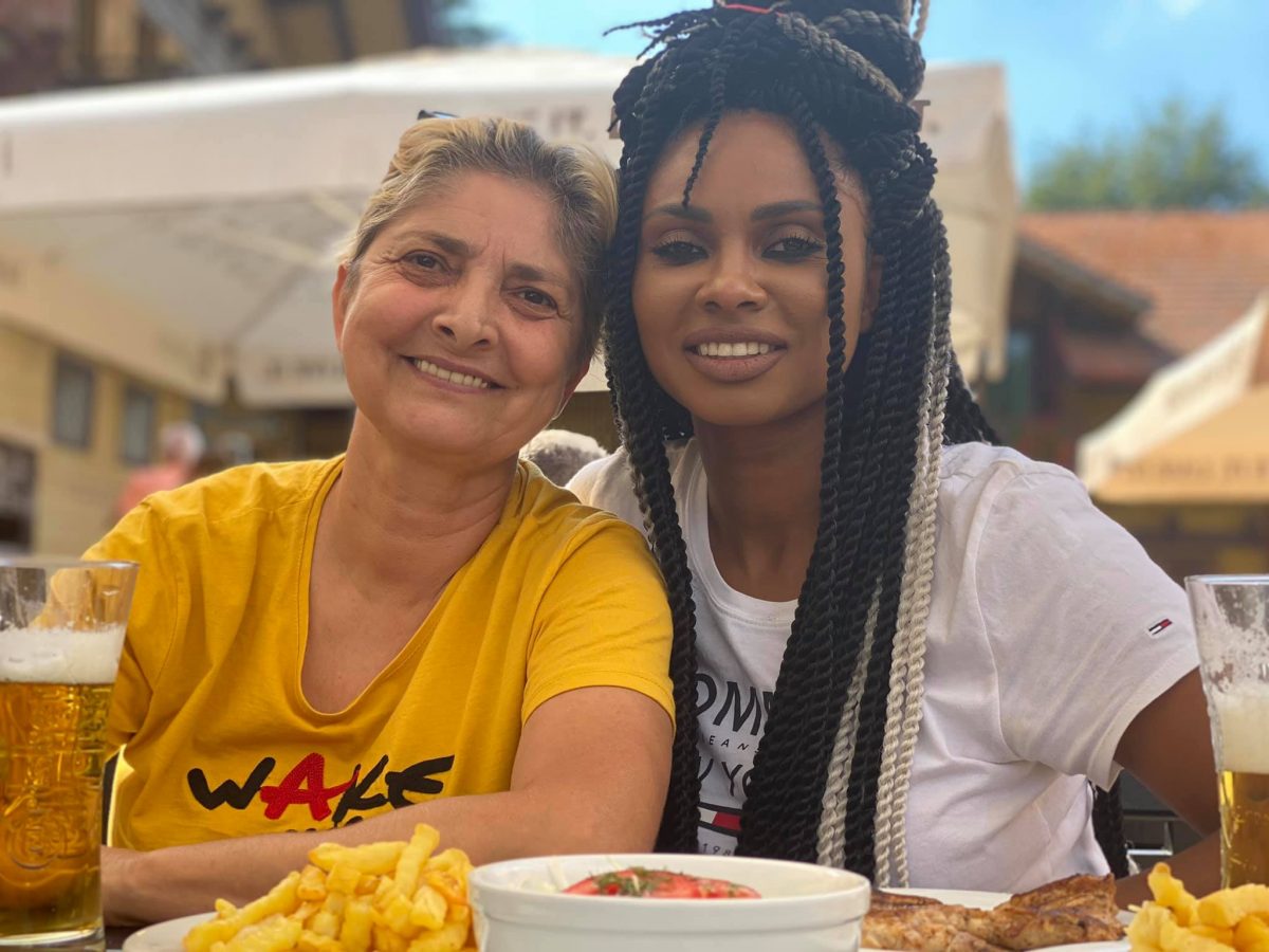 Mama lui Laurette, operată de cataractă – singurul tratament eficient prin care medicul chirurg inlocuieste cristalinul opacifiat cu unul artificial © Facebook