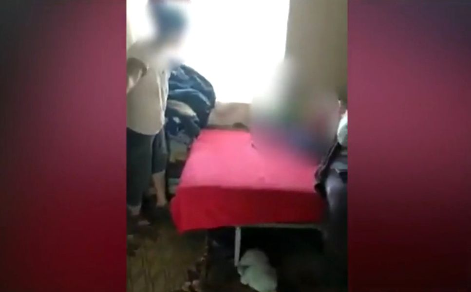 Episod șocant! Un copil de 4 ani, snopit în bătaie de propria mamă. VIDEO