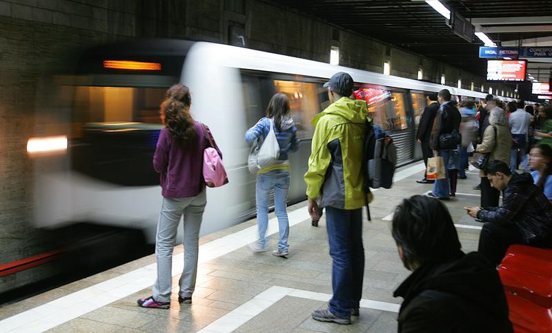 Video cutremurător! O minoră a încercat să se sinucidă la metrou. Ea a fost scoasă în ultimul moment de pe șine